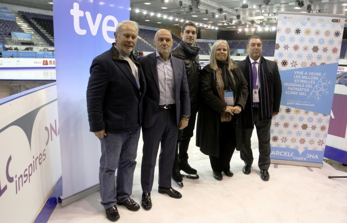 Javier Fernández junto a los miembros de la FEDH en la inauguración de la pista de hielo de del CCIB de Barcelona